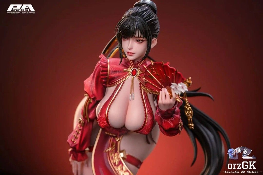 《剑星》女主惊艳雕像亮相 红袍加身曲线火辣