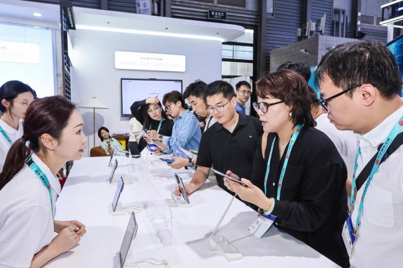 vivo X Fold 6搭载天玑 9500,双 NPU 架构让 AI 从能用到爽用 vivo X Fold 6搭载天玑 9500,双 NPU 架构让 AI 从能用到爽用